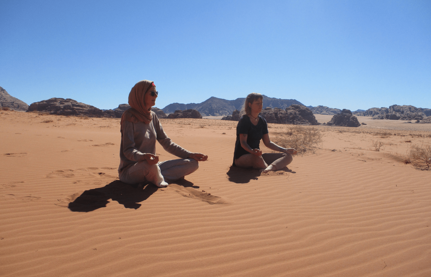 Yoga in de woestijn Jordan Desert Journeys