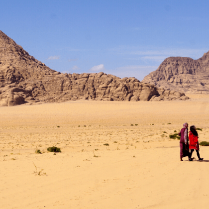Wandel retraite in de Wadi Rum woestijn. Jordan Desert Journeys