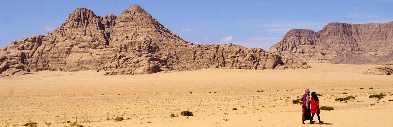 Wandel retraite in de Wadi Rum woestijn. Jordan Desert Journeys