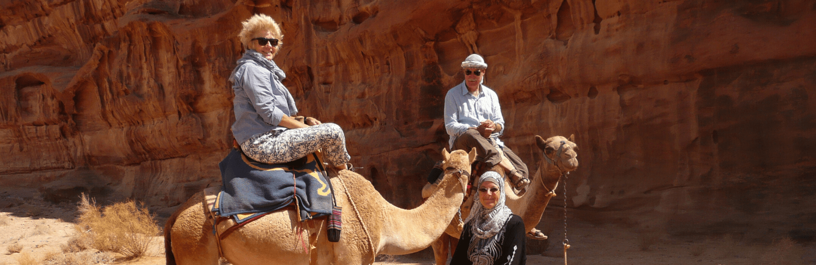 Retraite met kamelen met de Bedoeïenen in Wadi Rum. Jordan Desert Journeys