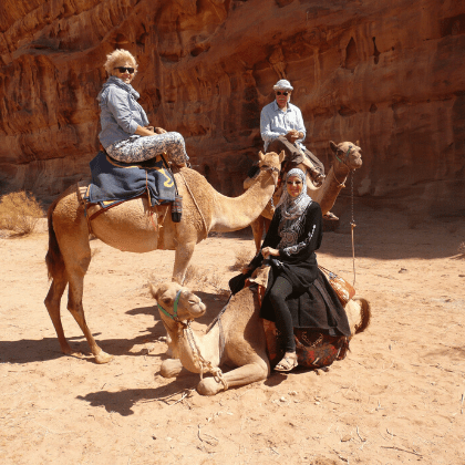 Retraite met kamelen met de Bedoeïenen in Wadi Rum. Jordan Desert Journeys