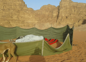 Anika Redhed overnachting in de woestijn