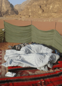 Anika Redhed overnachting in de woestijn, Wadi Rum