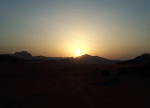 Lisan Traas, ondergaande zon in de woestijn