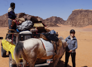 Tamar Malinoff, bepakt en bezakt op woestijn avontuur met de paarden